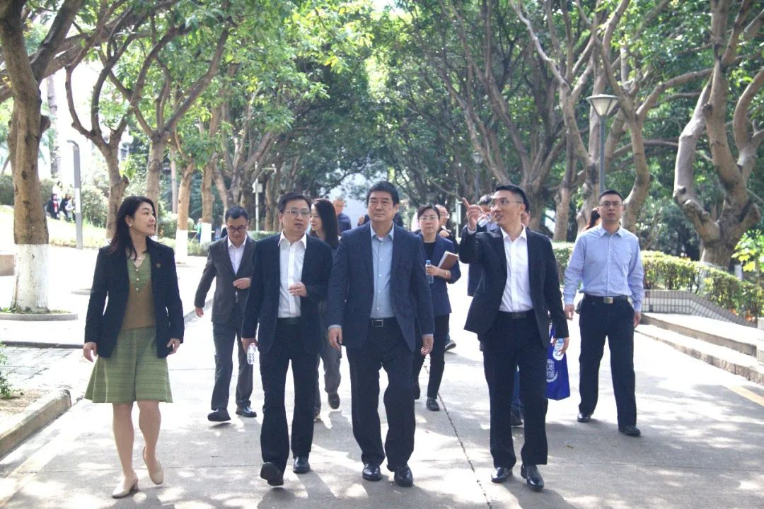 邢锋校长察看深圳校区校园环境