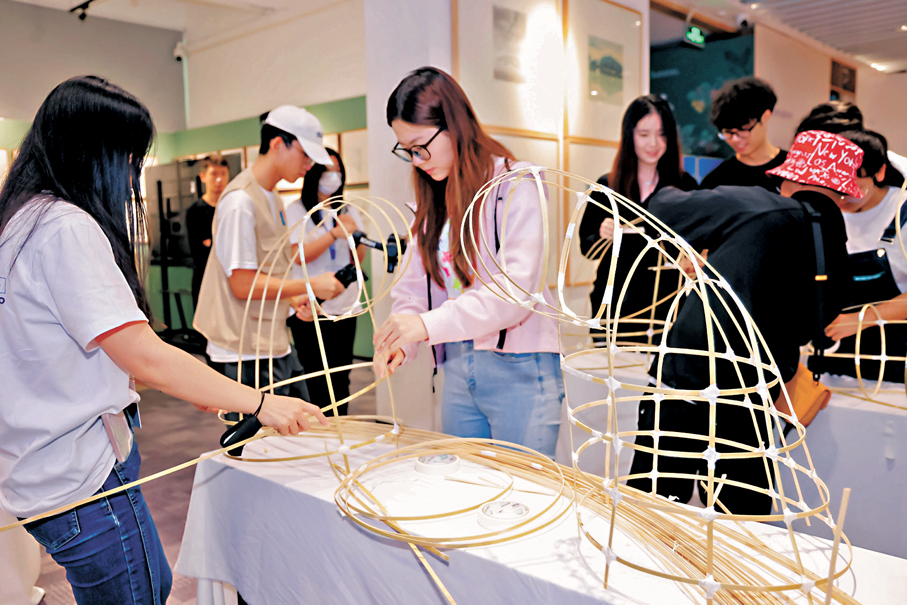 ◆來自粵港澳三地的同學們分組製作麒麟舞的重要道具麒麟頭。