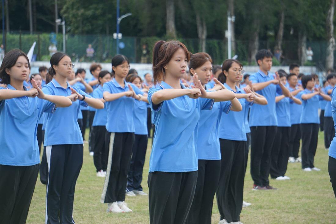 拥抱新同学|7500余名本科新生军训新训展风采 汇报“入学第一课”学习成果