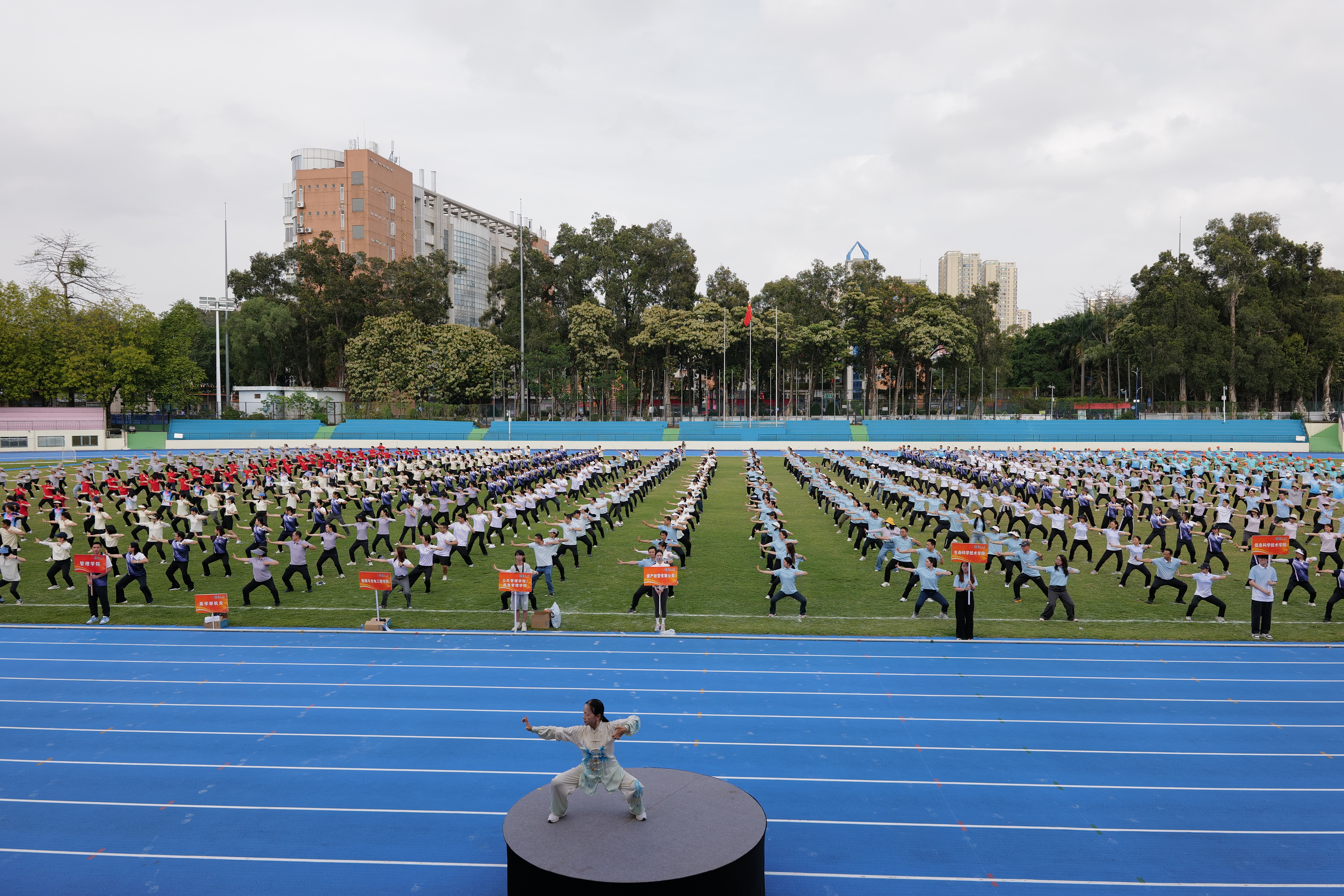 我校举行2025年教职工“五一”环校跑活动