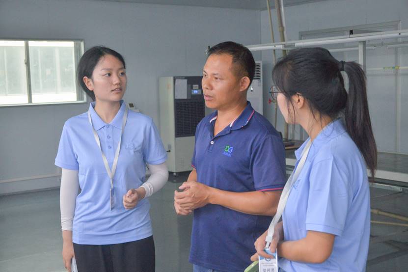 人们站在一起 AI 生成的内容可能不正确。