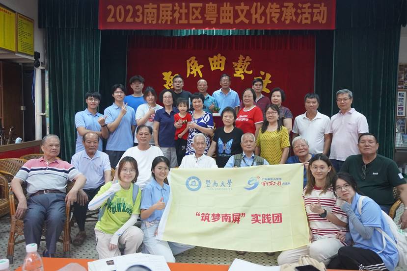 一群人站在台上 AI 生成的内容可能不正确。