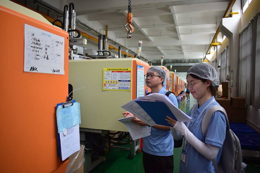 图片包含 人, 室内, 男人, 建筑 AI 生成的内容可能不正确。