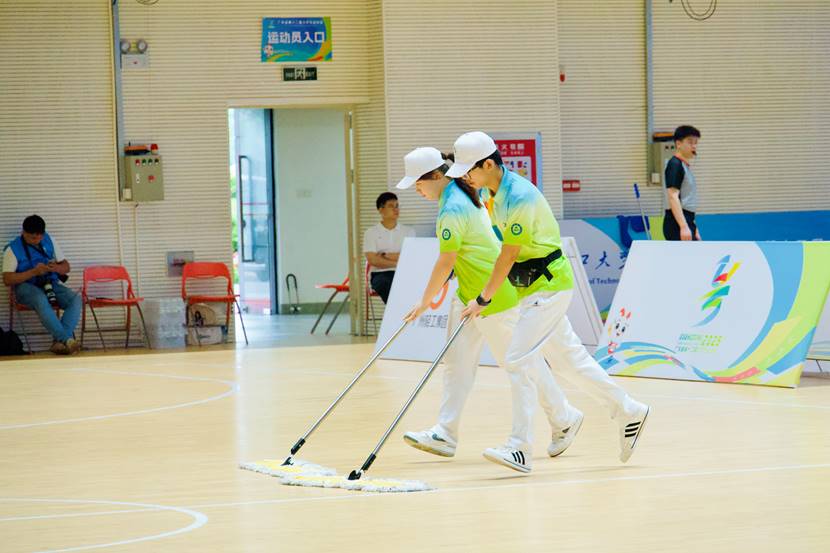 图片包含 体育, 桌子, 男人, 女人 AI 生成的内容可能不正确。