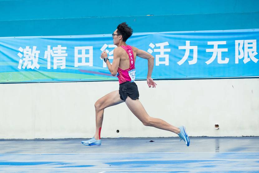 男人在水里 AI 生成的内容可能不正确。