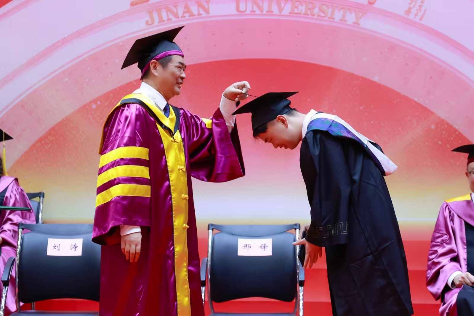 暨南大学举行学位证书颁授仪式 邢锋校长逐一为毕业生拨穗