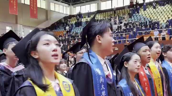 暨南大学毕业典礼，师生共唱《暨南校歌》