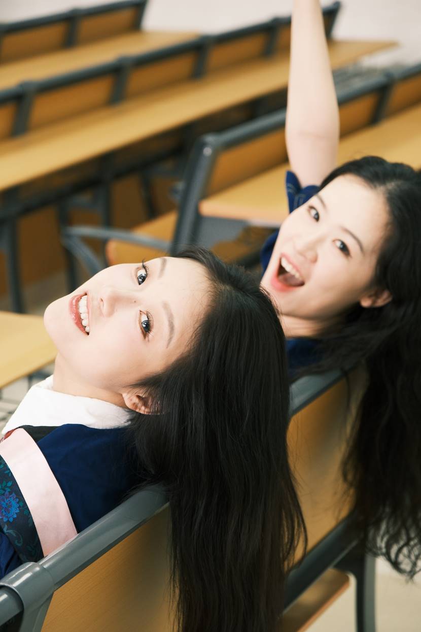 穿着蓝色衣服的人 AI 生成的内容可能不正确。