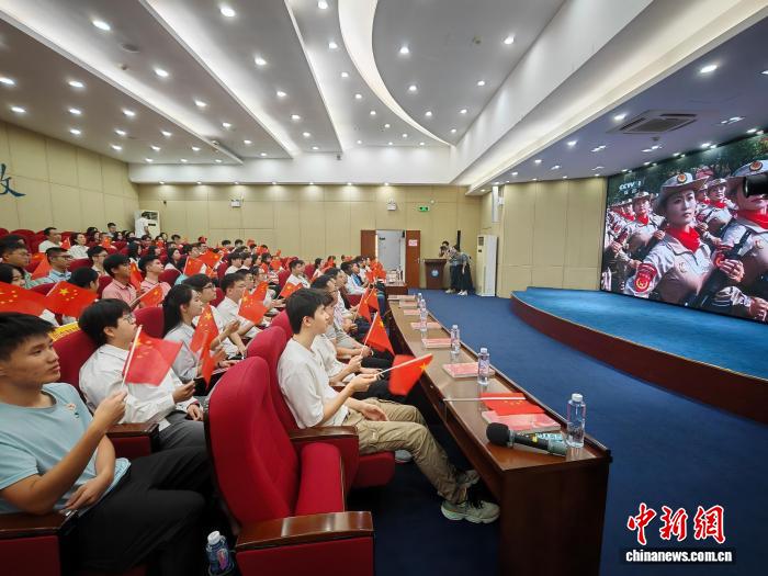 【中国新闻网】暨南大学港澳台侨学生收看九三阅兵直播：满怀激动与自豪