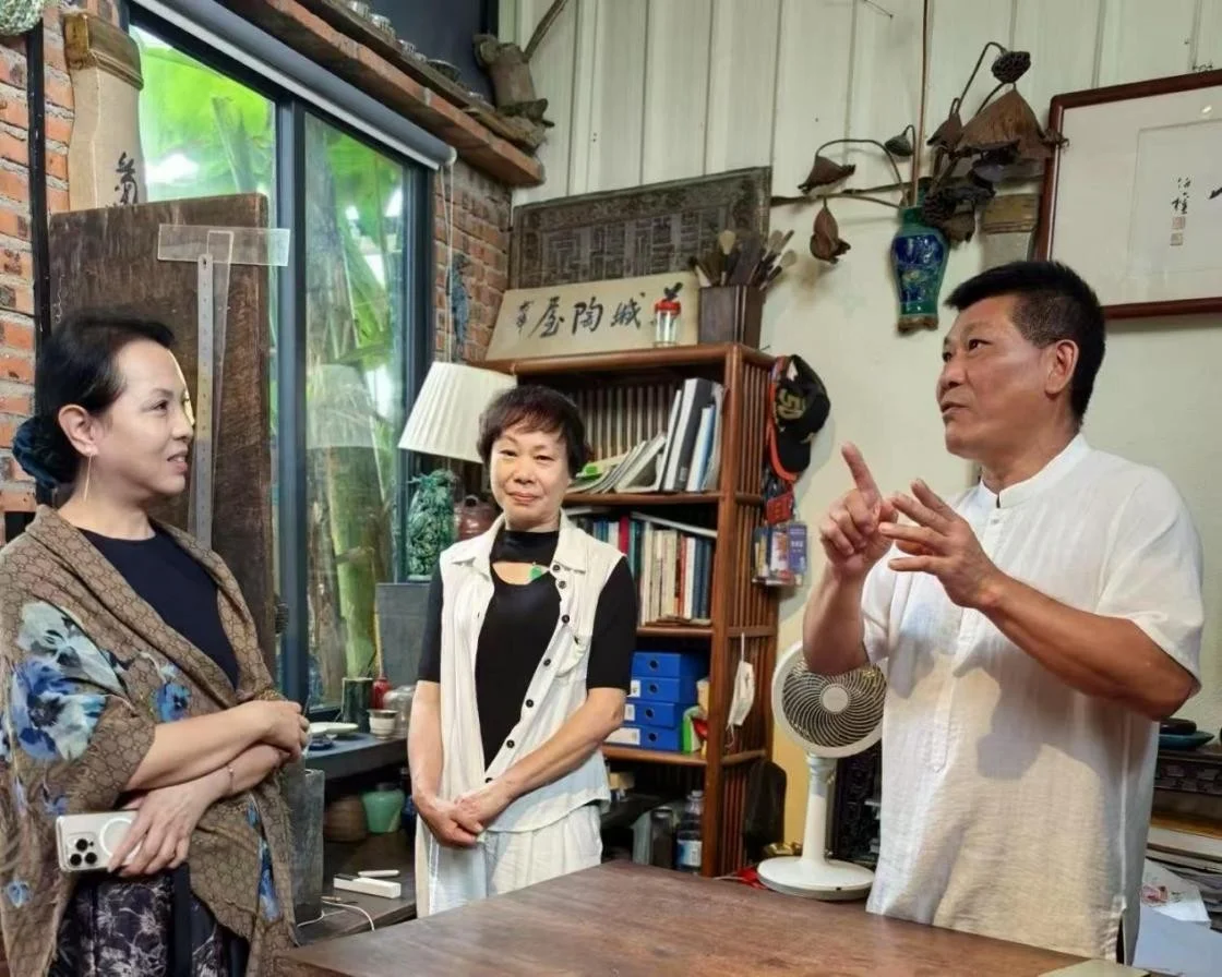陈平（左一）在广州中山小榄镇与石湾泥塑传承人何湛泉夫妇交流。