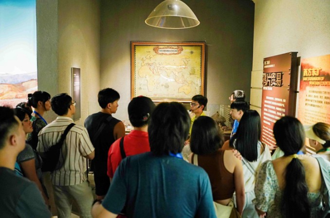 营员们在参访现场。