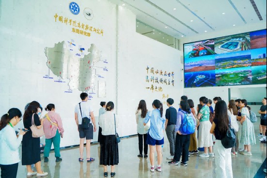 营员们调研现场。主办方供图,下同