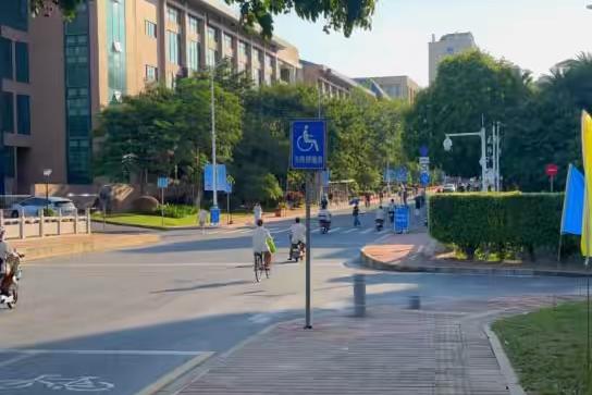 让汗水见证成长，让意志在阳光下闪耀。亲爱的暨南“新”上人，愿你们在这场训练中，收获温柔又强大的自己。晚安，暨南的你。