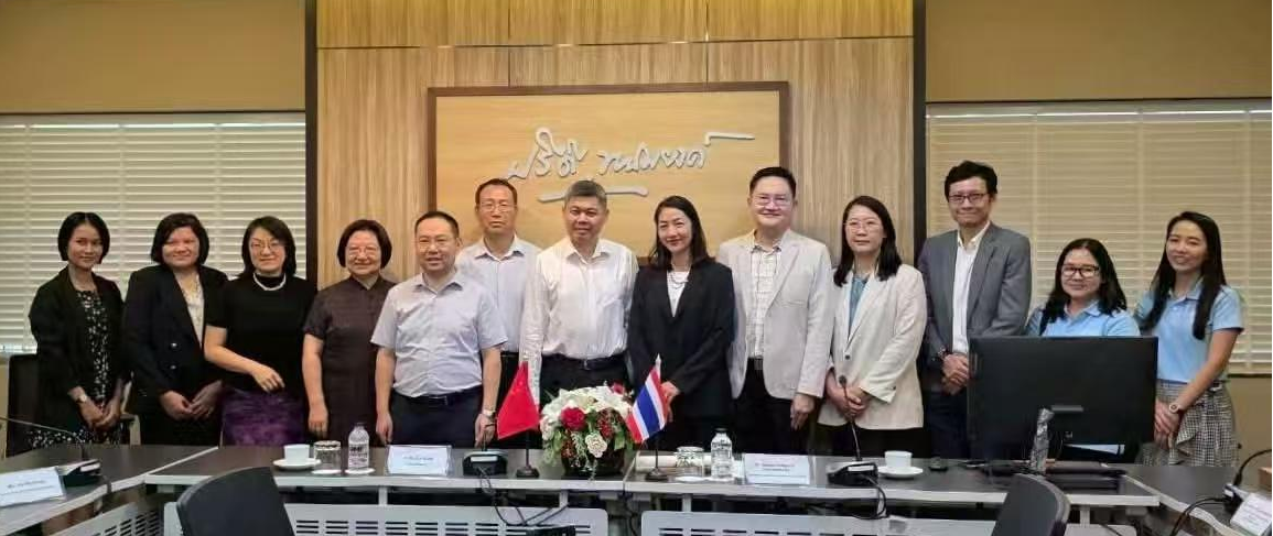 代表团访问泰国法政大学