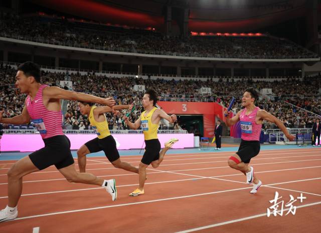 十五运会男子4x100米接力决赛中，苏炳添奋力交棒。