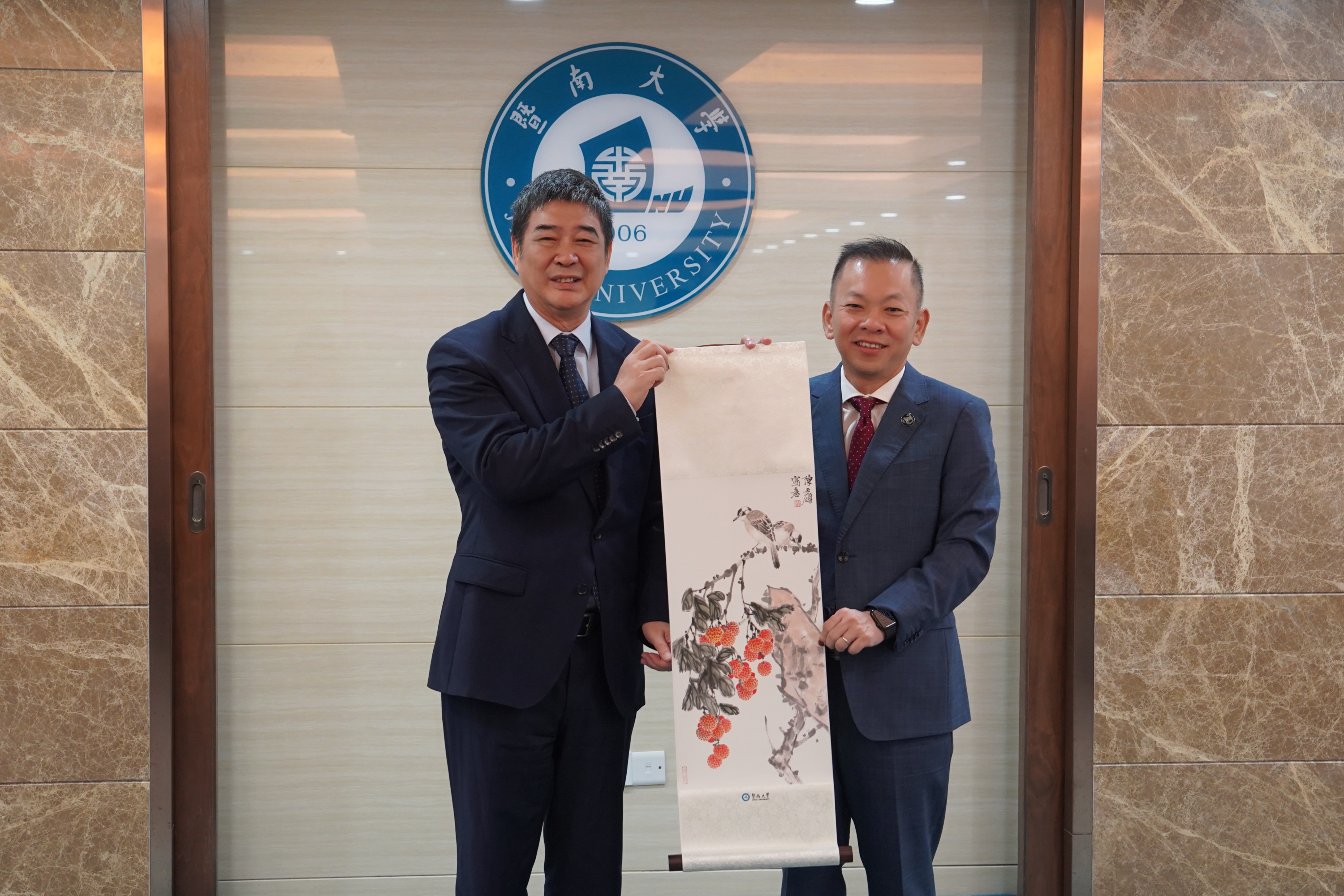 双方互赠纪念品