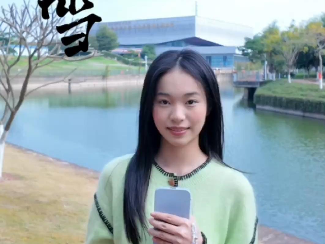 “大雪江南见未曾，今年方始是严凝。”让我们暂忘地理的界定，随主播的脚步，踏入一场被重新定义的白。在南国长青的枝头，结晶出一整个节气最静默的诗。 &nbsp;#暨南大学 #播报暨南＃暨南节韵