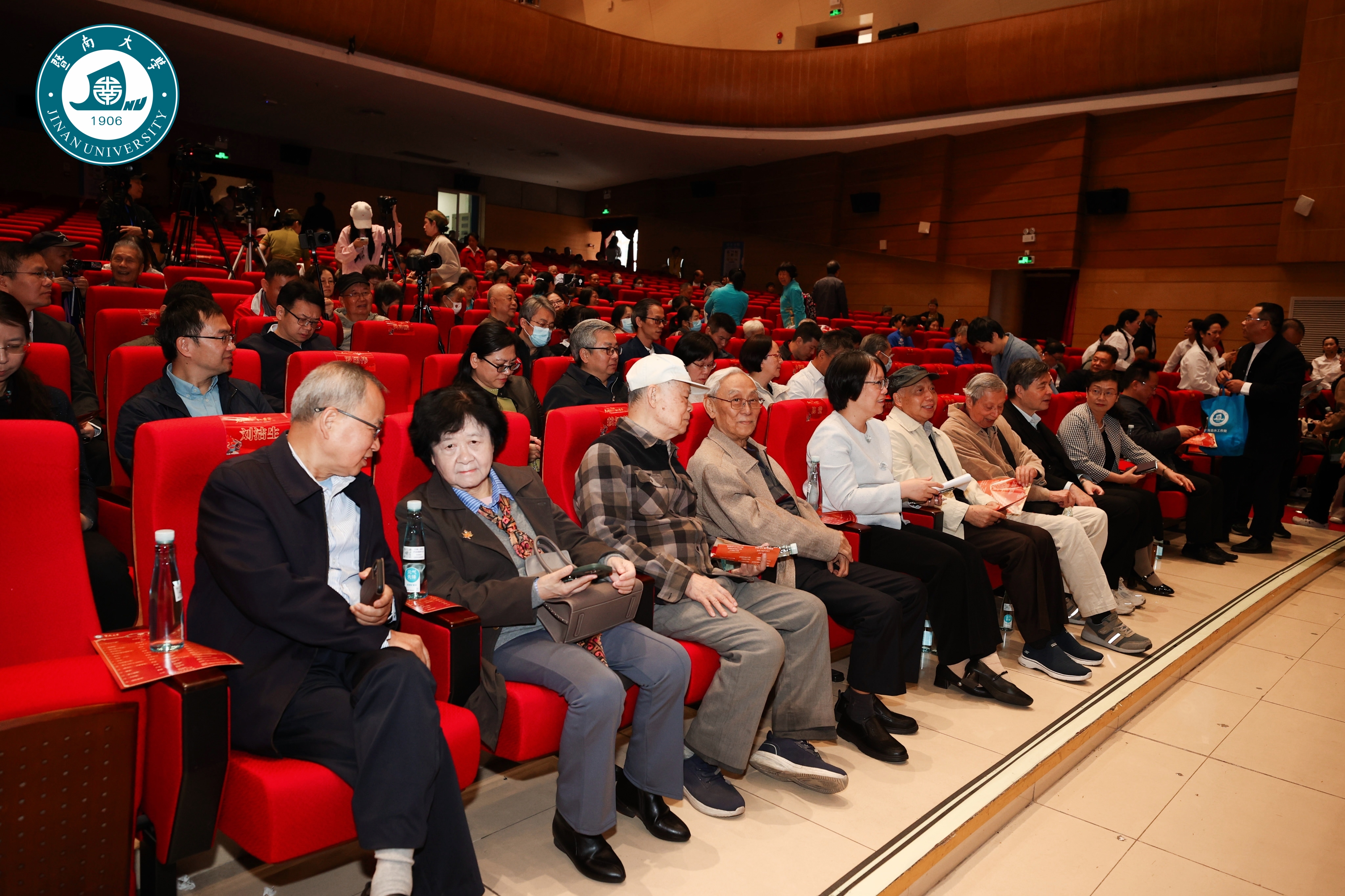 老校领导到场观演