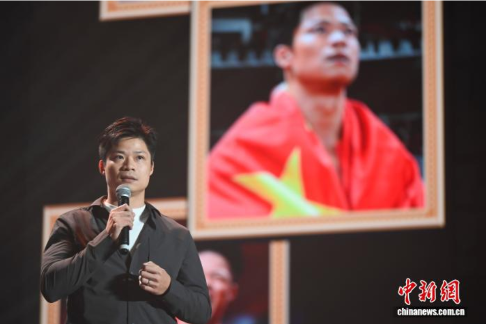 【中国新闻网】暨南大学为苏炳添举行退役仪式 双方互赠纪念品