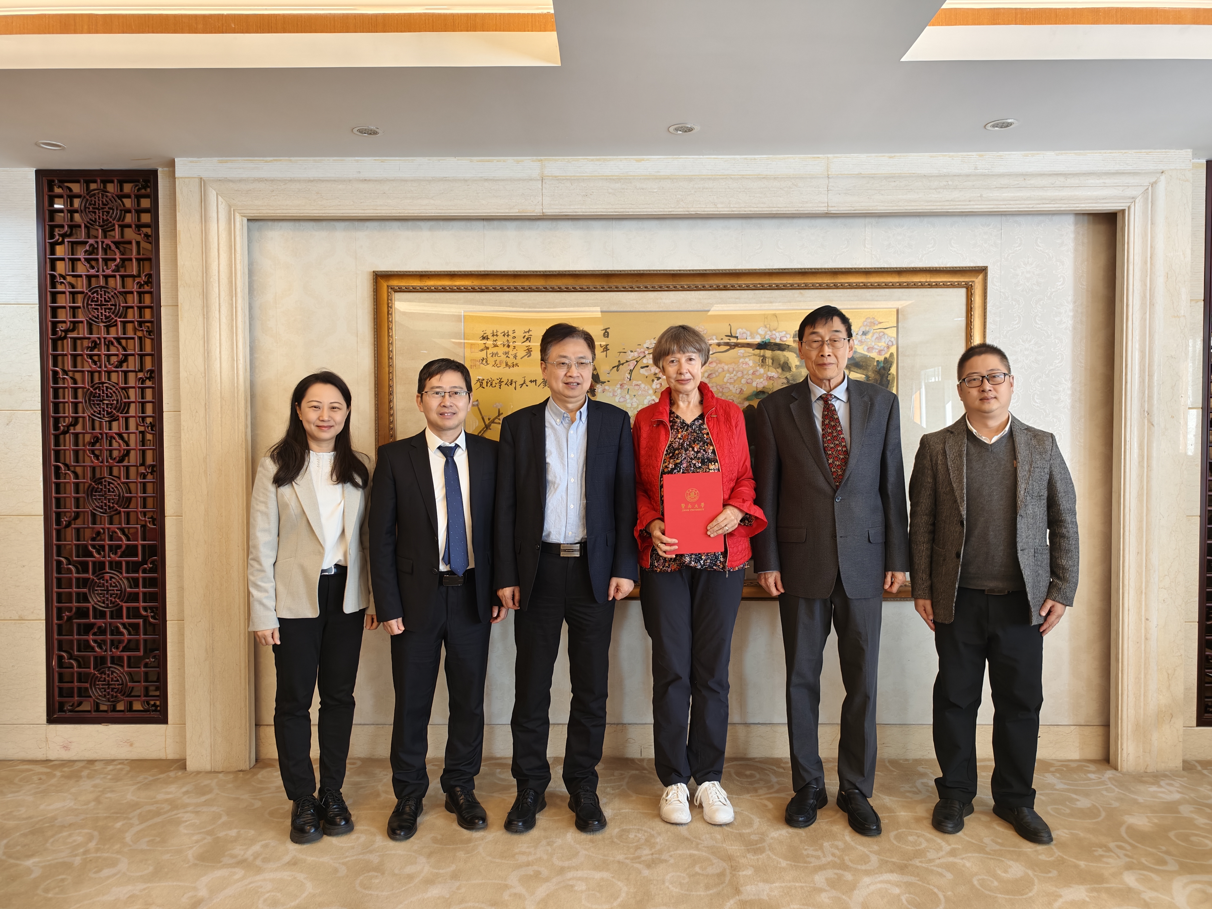 张宏为Lidia Morawska 教授颁发“111”基地海外学术大师聘任书