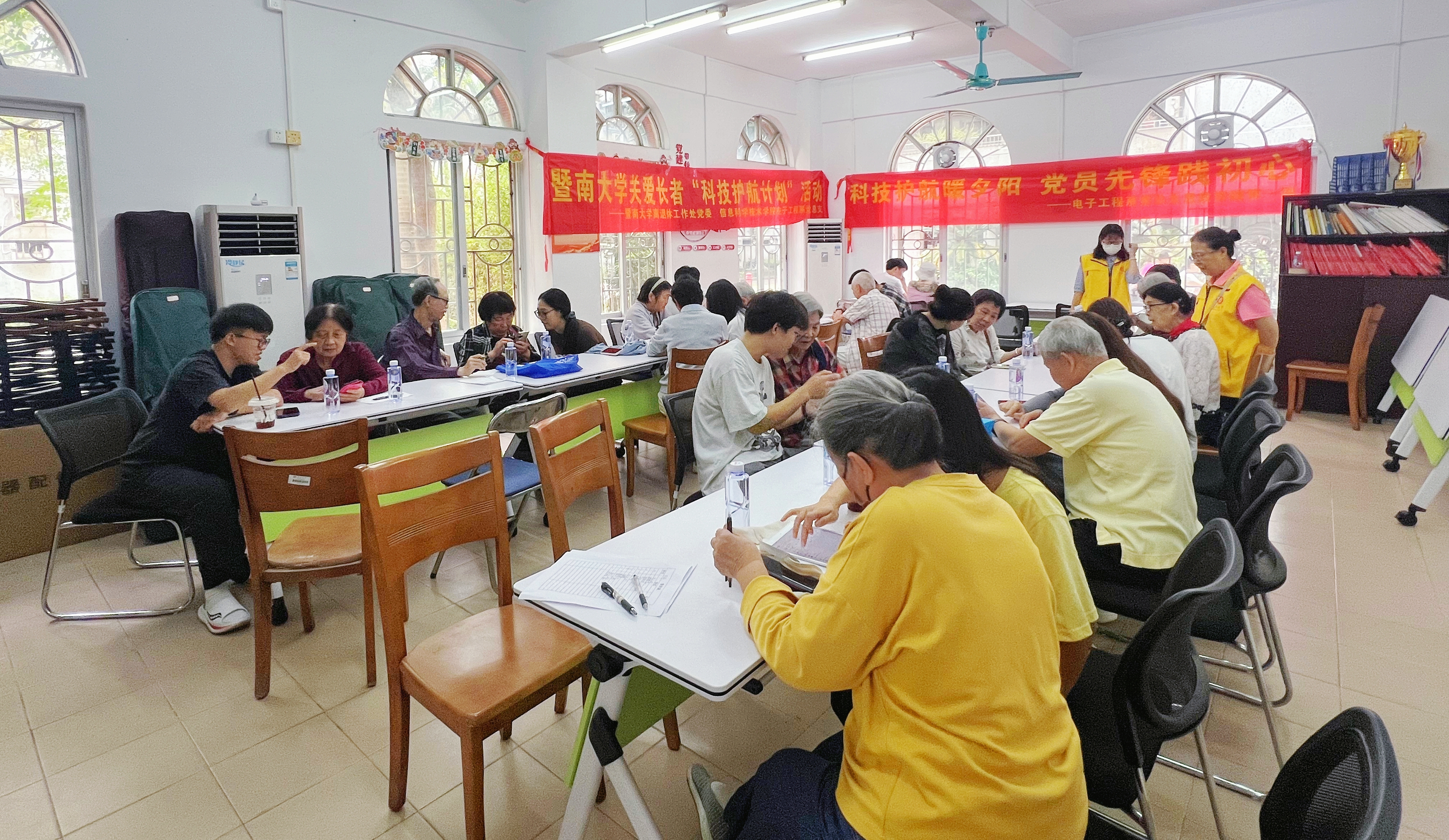 离退休工作处持续开展“科技护航”活动  助力老同志跨越“数字鸿沟”