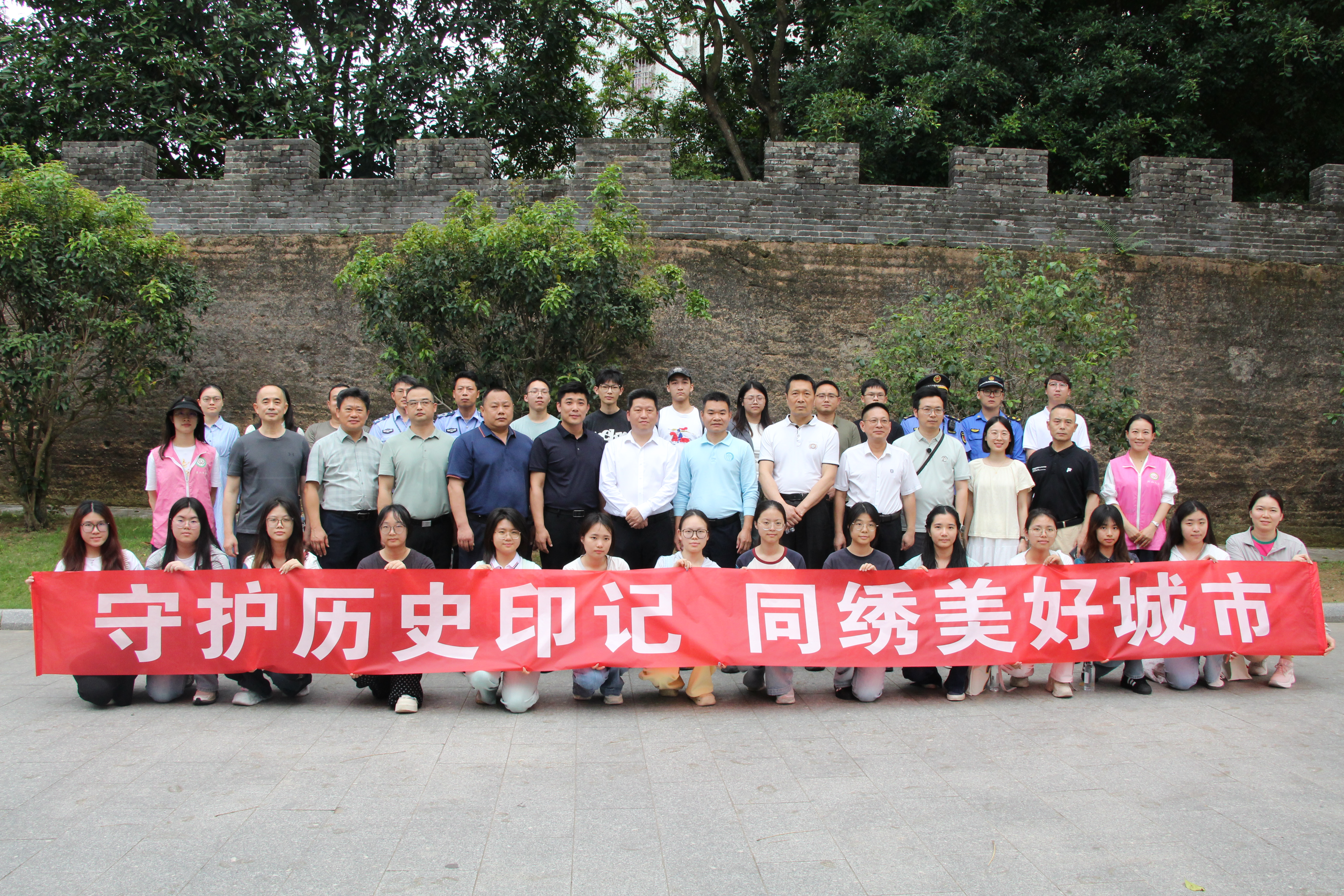 人文学院依托育人共同体开展具身体验式思政第一课