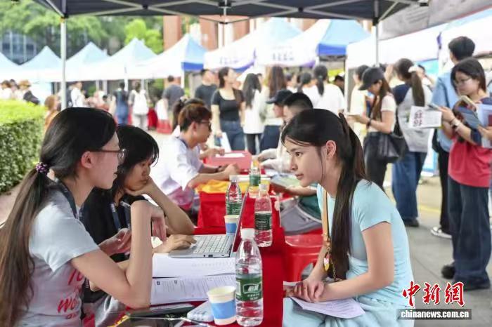【中国新闻网】暨大举办台青招聘会 提供逾3500个实习就业岗位