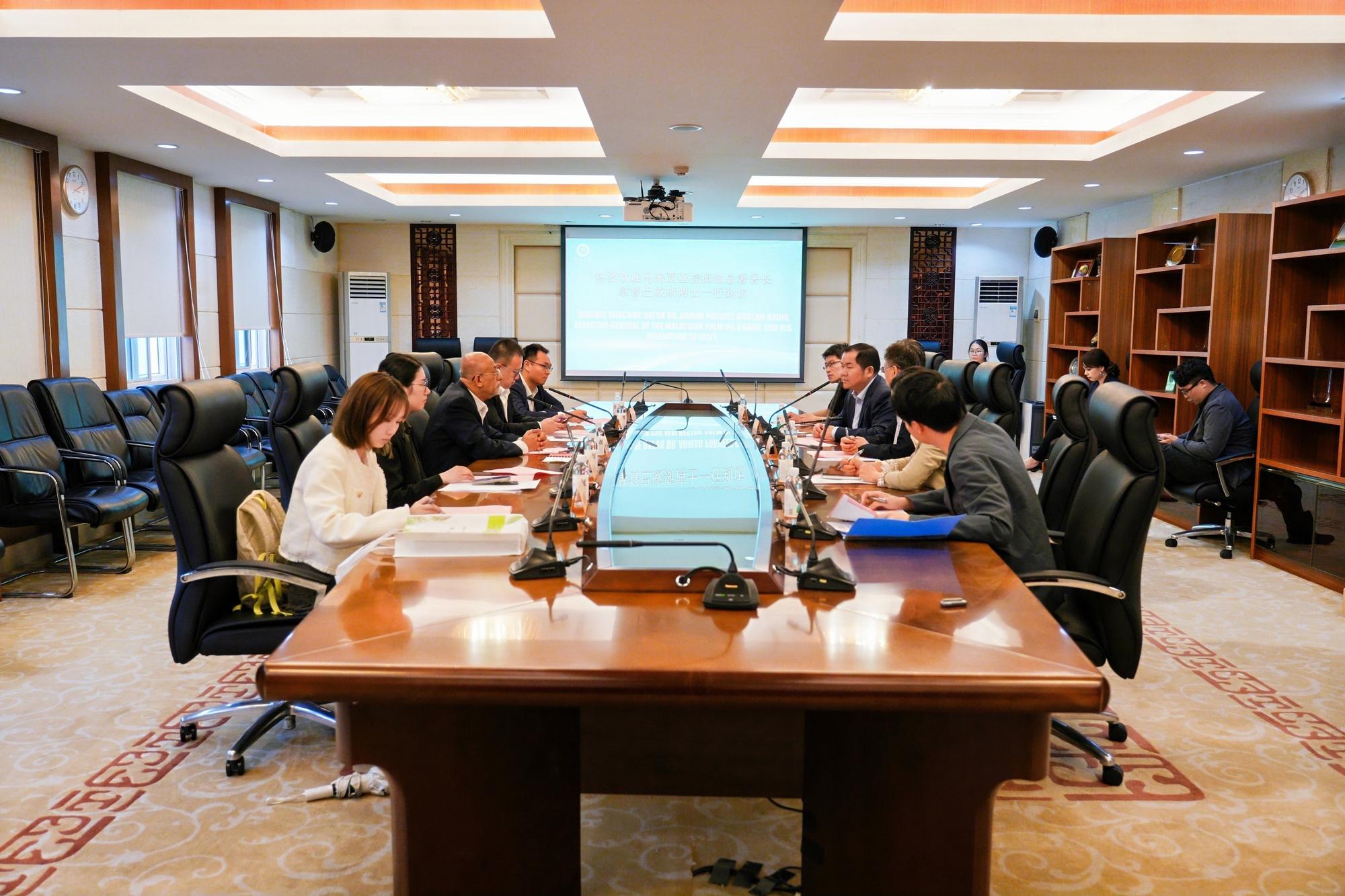 马来西亚棕榈油总署署长拿督巴威斯博士一行访问我校