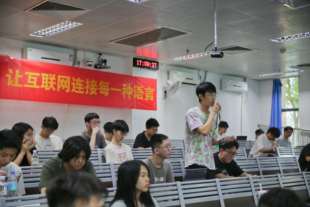 学生与专家现场交流互动 配图10