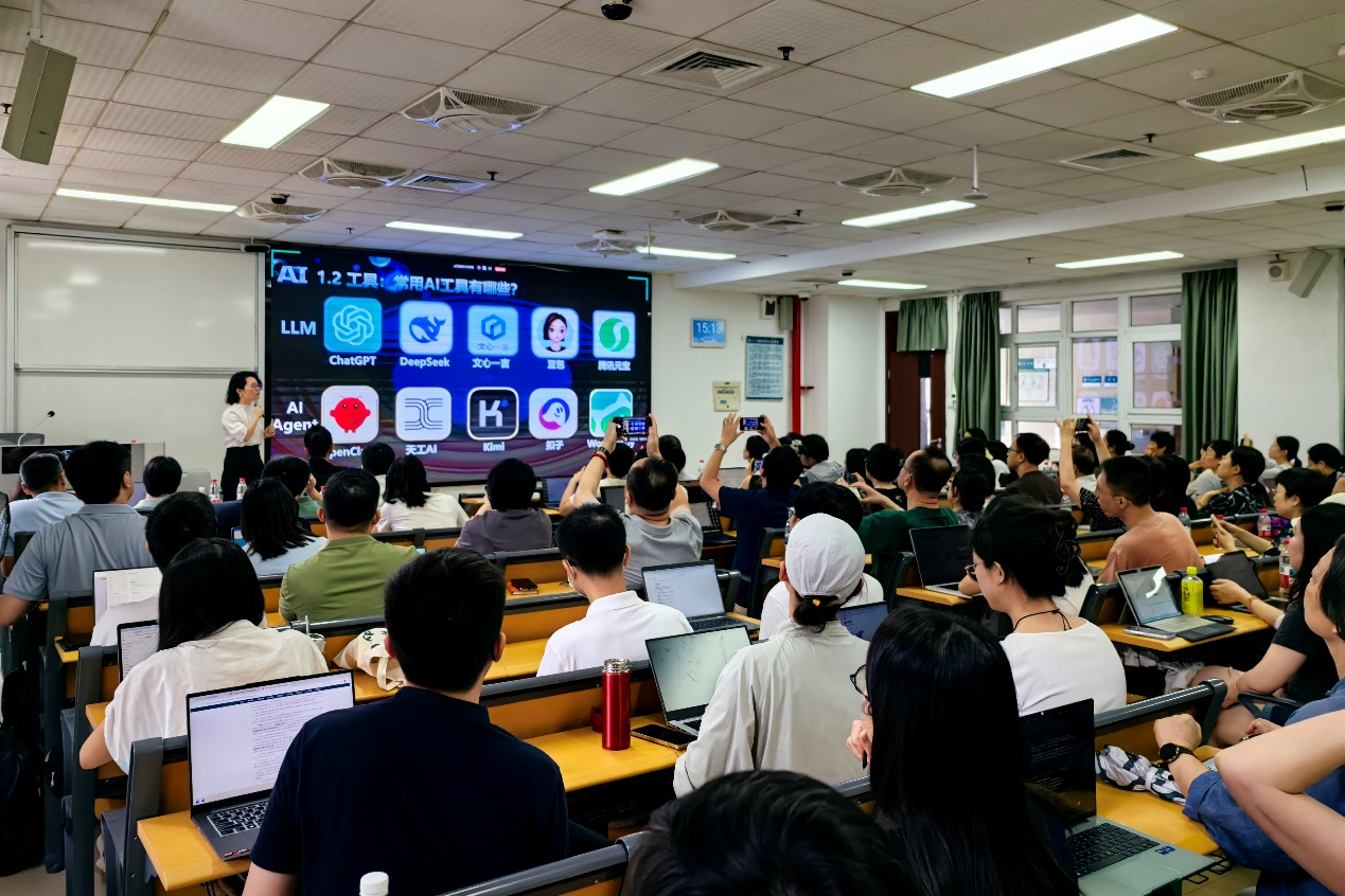 “以数赋教，以智强师” ——暨南大学教职工人工智能专题培训  暨“品味教学”第56期举办
