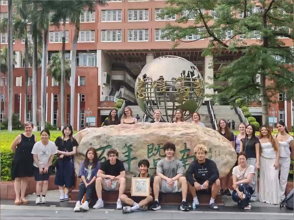 体验不一样的中国范儿！美国东北大学师生来暨南大学参加“中医护理与健康 + 中国传统文化”项目。