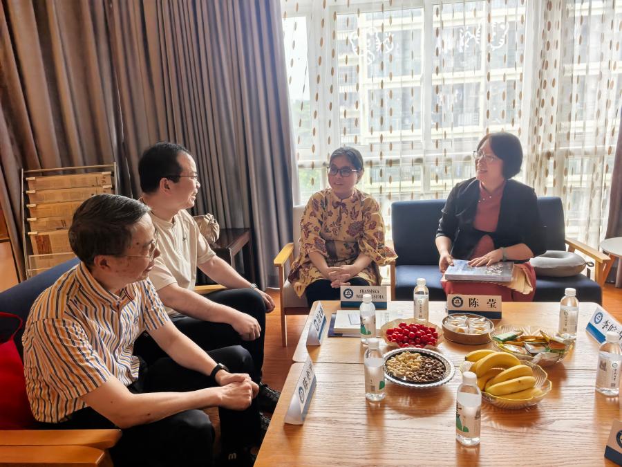 校党委副书记陈莹在国际关系学院/华侨华人研究院会见黄世友副校长