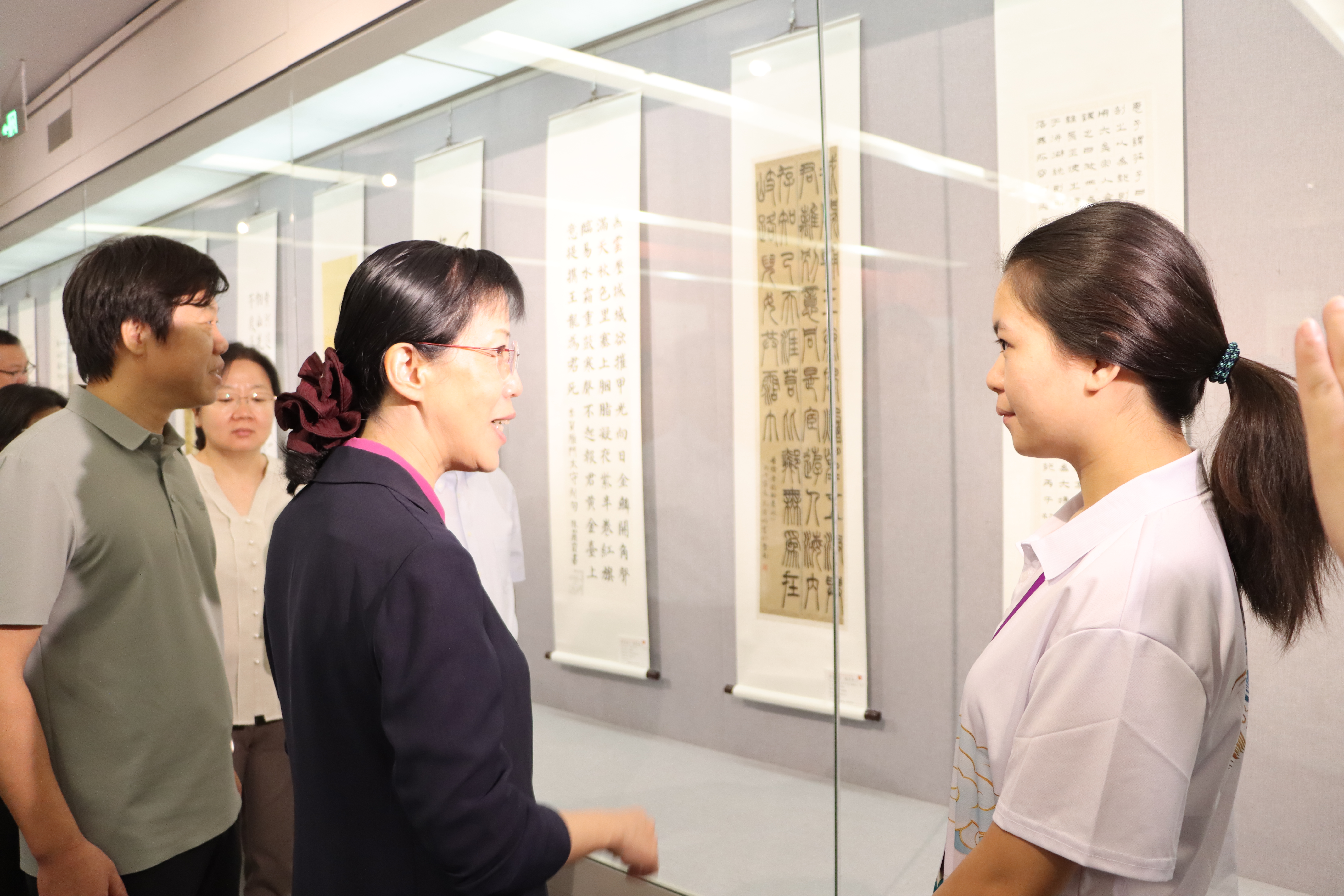 领导嘉宾在我校学子入展作品前与学生交流