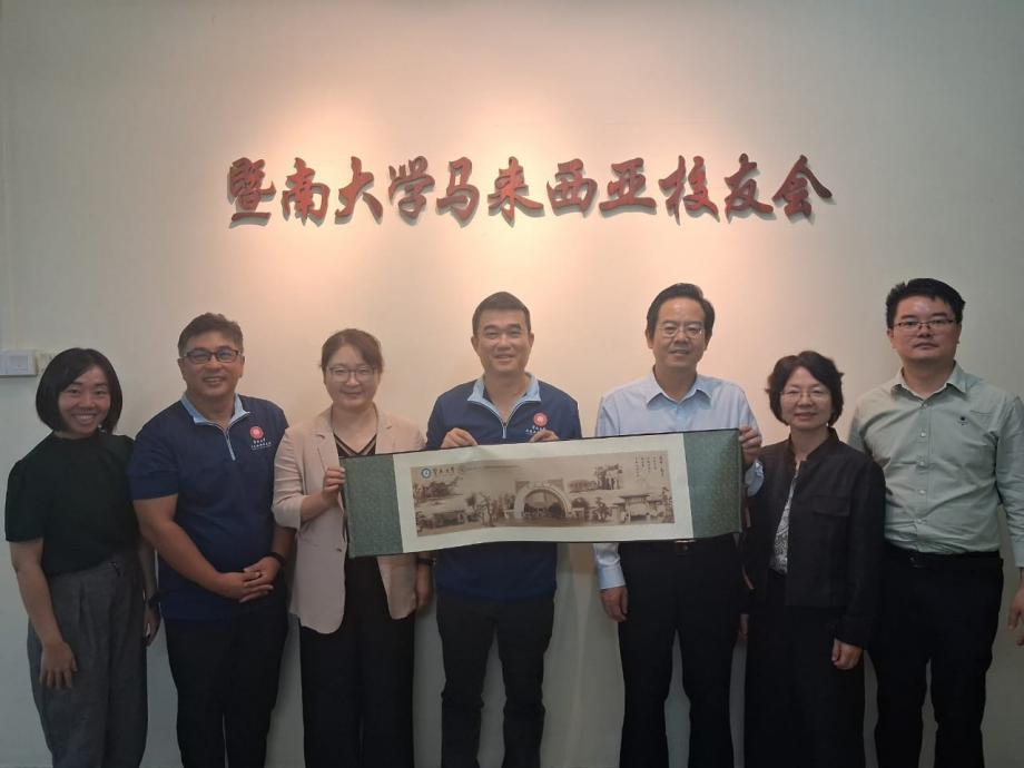 代表团与校友会座谈人员合影 配图23