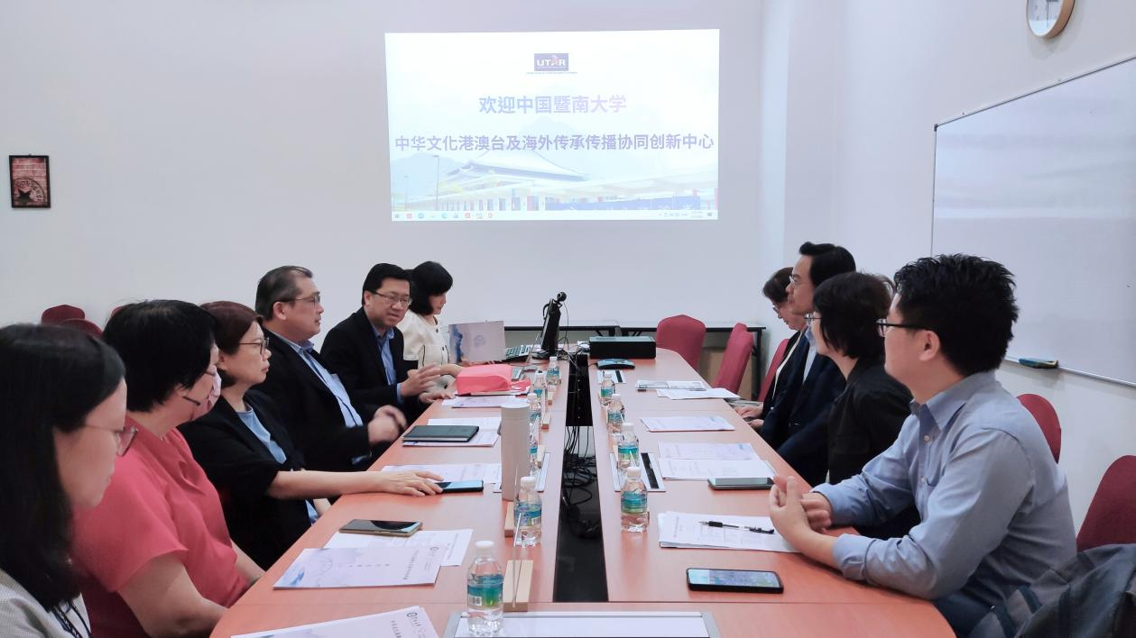 代表团与拉曼大学中华研究学院座谈中 配图14