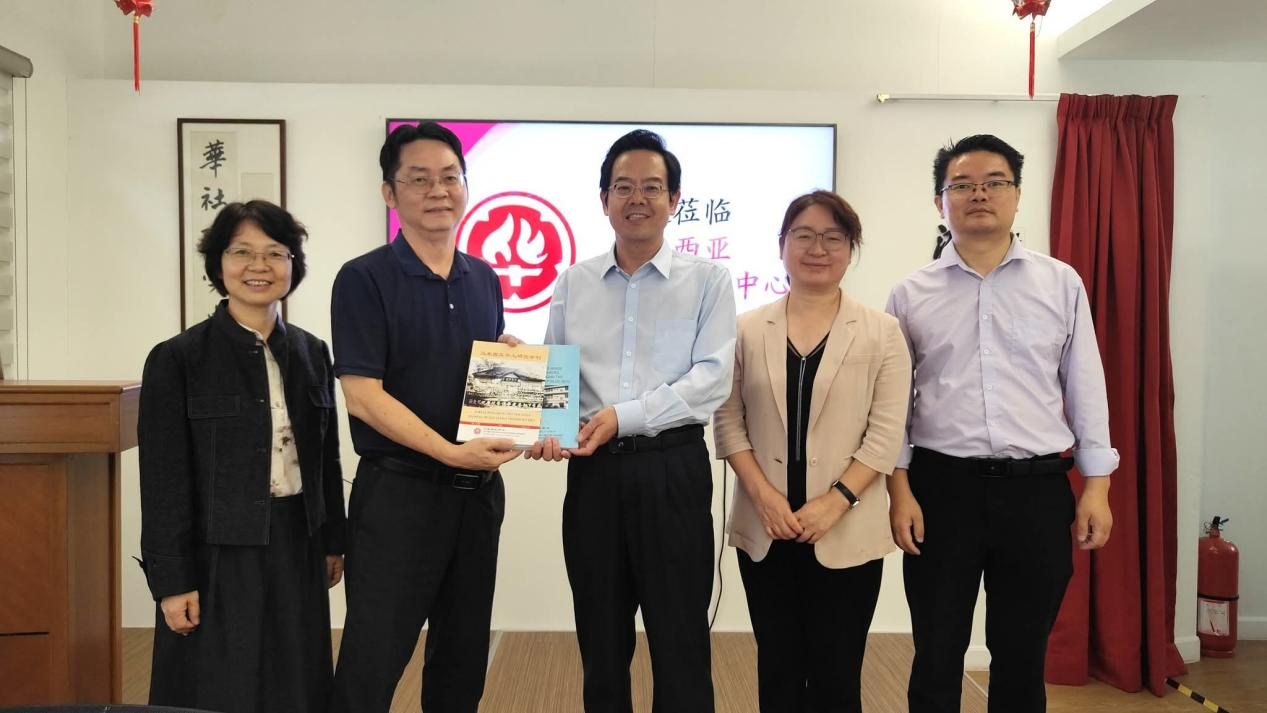 华研社向中心赠送新刊资料 配图12