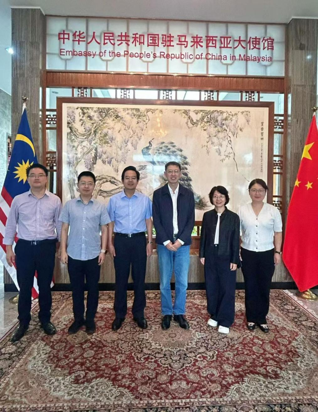 代表团与赵长涛参赞、唐晶秘书合影 配图26