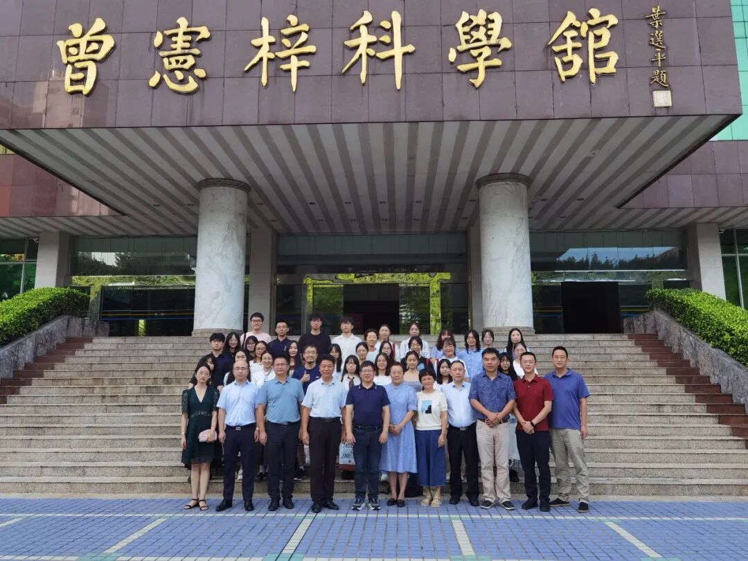 贺仲明(一排左五)与现当代文学专业师生合影