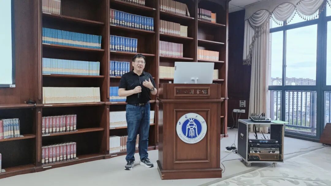 贺仲明进行学术分享