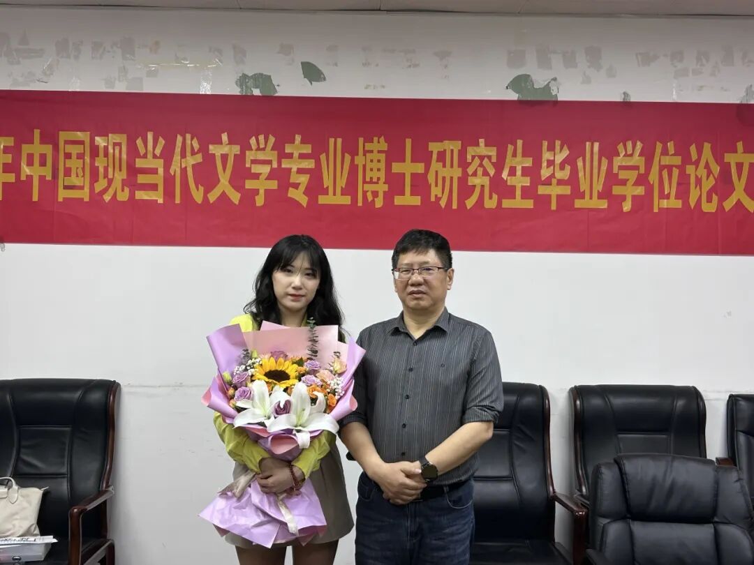贺仲明与学生合影