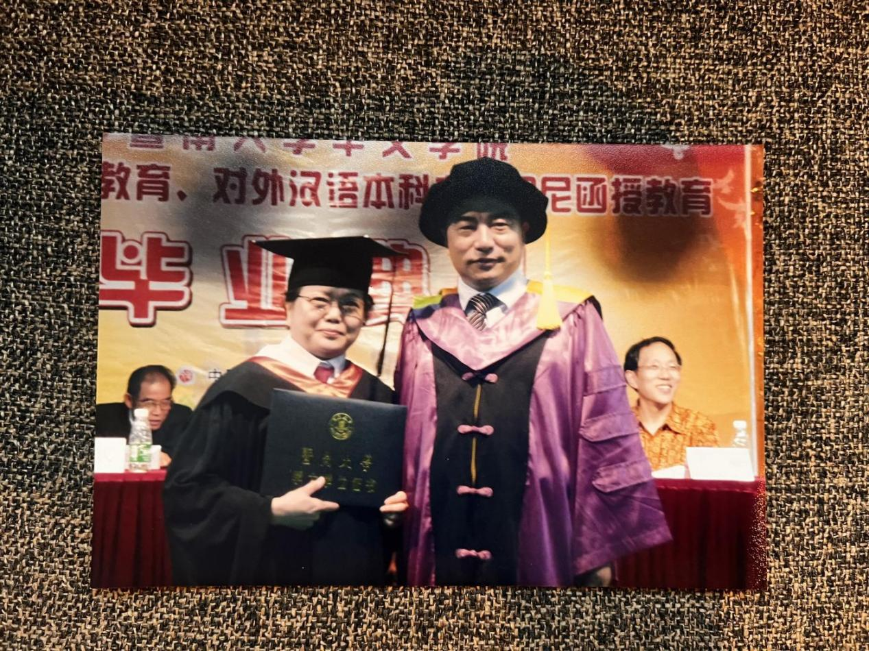 陈慧珍(左)在暨南大学参加毕业典礼 配图2