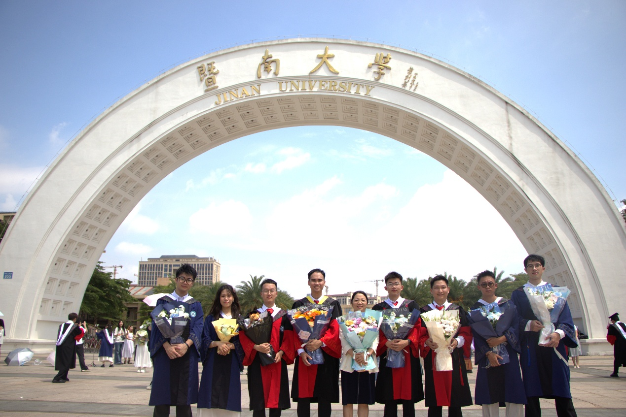 (陆小云与毕业生合影)