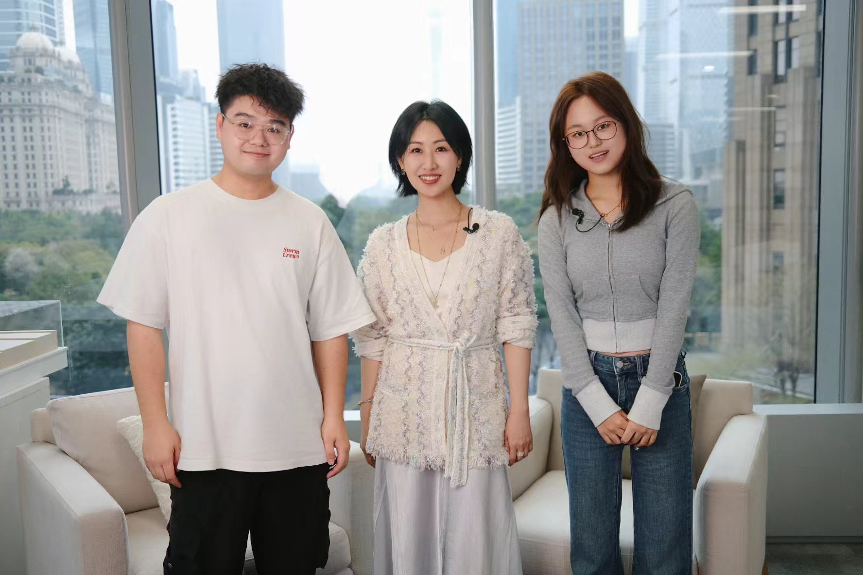 采访小分队部分成员与黎贝卡合照