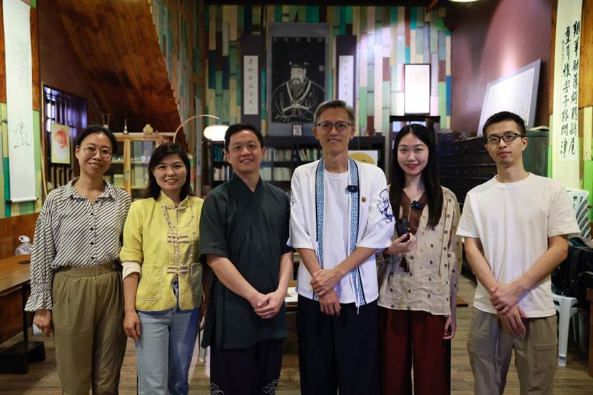 采访团与王德龙(右三)、黄智鸿(右四)合影