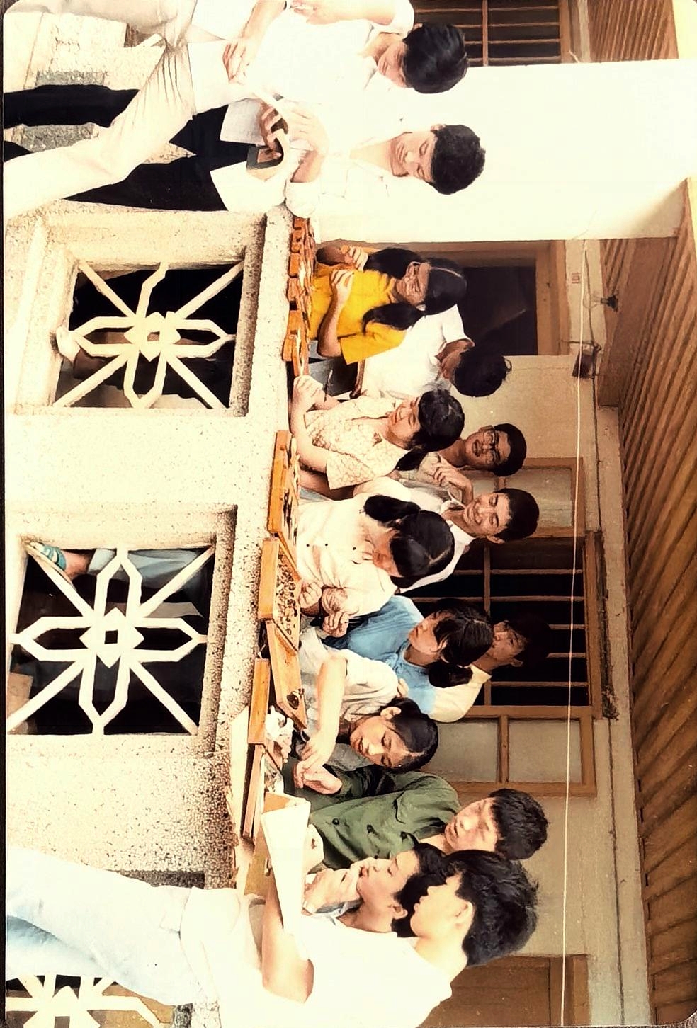 1984年暑假期间,环境生物学专业同学在南昆山开展动物学实习,学习制作动物标本。章生健校友为左二