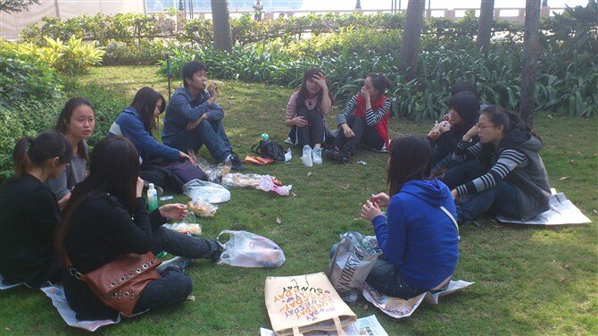 (汤素娥组织班级开展室外班会)