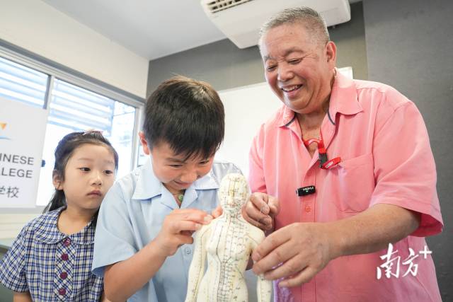 陈枫带领当地孩子们体验认识中医针灸,感受中华传统文化的多元魅力。
