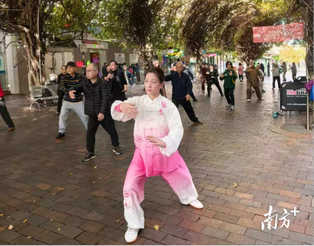 杨小玲在Eastwood步行街领拳。