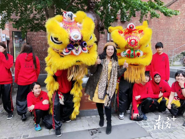 李秀梅与舞狮合影。