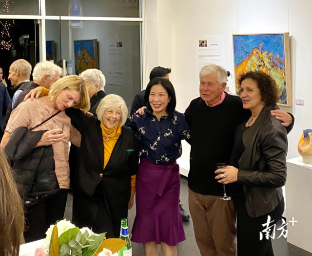 陈少麗(左三)举办画展,作品涵盖中国传统花鸟图、西方油画,并邀请当地艺术家讲座分享。